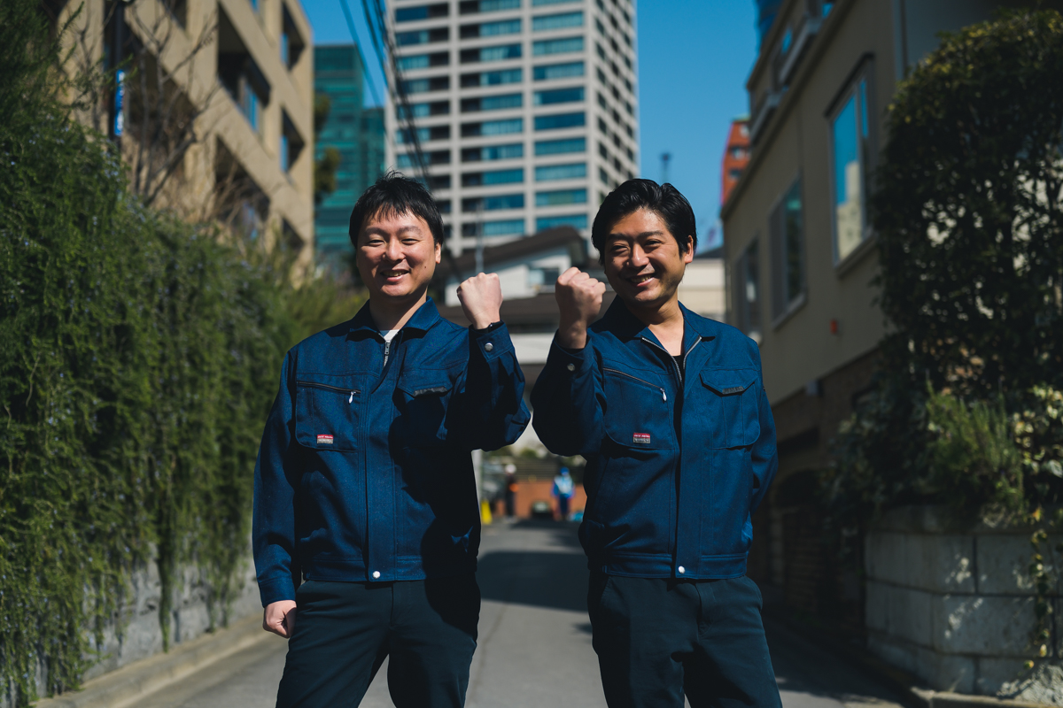 小包を運ぶ男性スタッフ